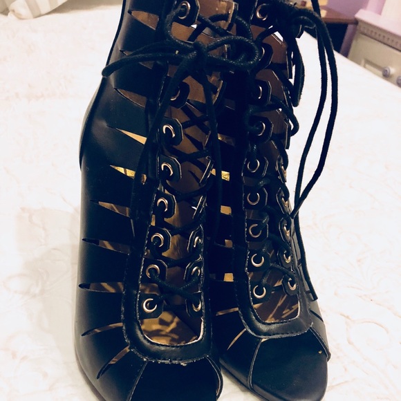 Black lace up boots - Picture 3 of 5